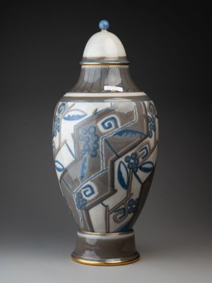 un vase bleu et blanc avec un couvercle posé sur une table