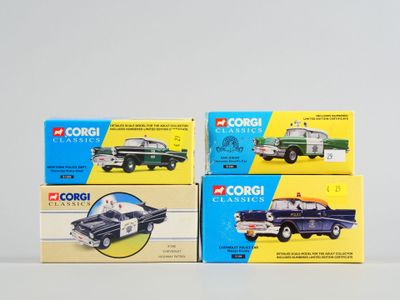 trois modèles réduits de voitures dans leur boîte, posés sur une table blanche