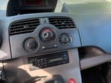 le tableau de bord d'une voiture, avec son volant et ses commandes