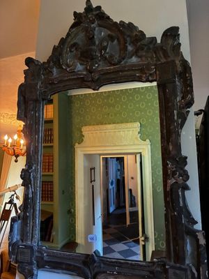 un grand miroir décoré, placé au milieu d'une pièce