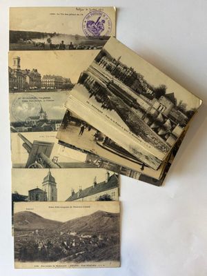 plusieurs anciennes cartes postales représentant différents types de bâtiments sur un fond blanc