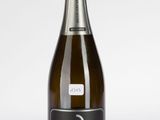 une image d'une bouteille de champagne sur fond blanc