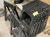 une pile de chaises qui se trouvent dans une pièce