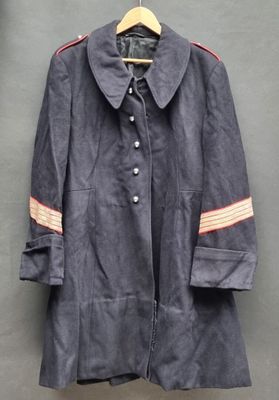 l'image d'un manteau suspendu à un cintre sur un mur