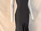 le dos d'une robe noire sur un mannequin mannequin mannequin mannequin mann