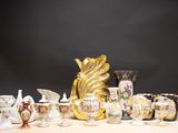 de nombreux vases de toutes sortes sur la table
