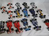 plein de petites voitures de course sur un drap blanc