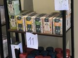 de nombreuses boîtes de nourriture sur les étagères du magasin