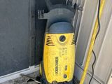 une image d'un aspirateur jaune et noir posé par terre