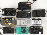 plusieurs types d'appareils photo différents posés sur une table