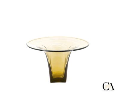 un vase en verre avec un socle jaune sur fond blanc