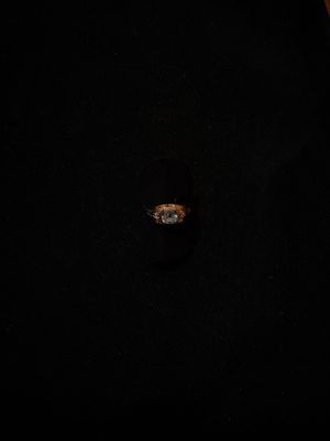 Bague en or jaune 18K sertie d'une pierre bleue carrée.