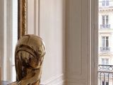 une photo d'un salon avec une cheminée et un grand miroir