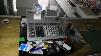 un ordinateur portable posé sur un bureau encombré