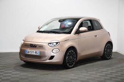 La petite voiture est garée dans une pièce au sol à carreaux.
