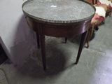 une petite table avec un plateau en marbre