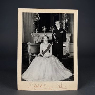 photographie en noir et blanc d'un homme et d'une femme en tenue de cérémonie