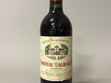 une bouteille de vin posée sur une table