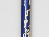 une image représentant un stylo bleu orné d'un dragon doré