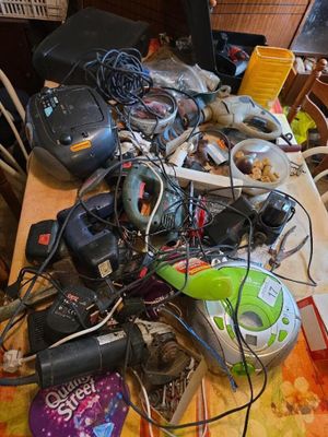 une table sur laquelle sont posés des appareils électroniques