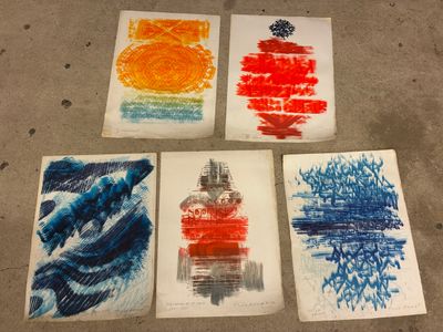 quatre tableaux de couleurs et de formes différentes sont posés par terre