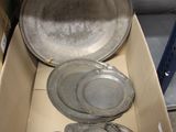 une boîte en carton contenant tout un tas de casseroles en métal
