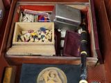une valise ouverte contenant beaucoup d'affaires