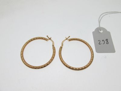 une paire de boucles d'oreilles créoles plaquées or