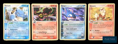 Quatre cartes Pokémon différentes sont représentées sur un fond noir
