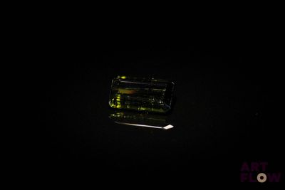 l'image d'un morceau de verre vert dans l'obscurité