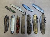de nombreux types de couteaux de poche posés sur la table