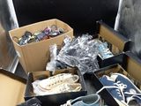 de nombreuses paires de chaussures qui traînent dans une valise