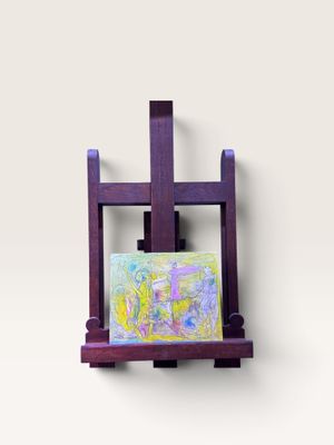un petit chevalet avec un tableau posé dessus, accroché au mur