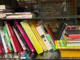 une vitrine en verre contenant des livres, dans un magasin