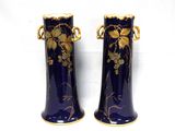 deux vases posés sur une surface blanche