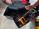 un homme qui tient une boîte à outils contenant des outils