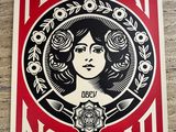 une affiche sur une table qui dit "faites de l'art, pas de la guerre".