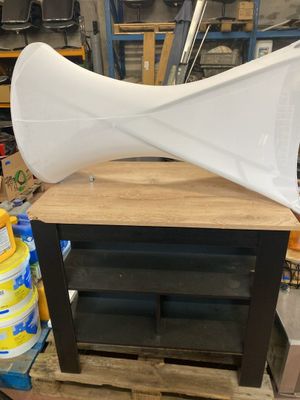 un grand objet blanc posé sur une table en bois
