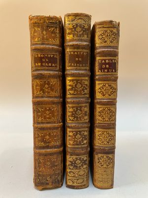 un ensemble de quatre livres anciens en cuir avec garniture dorée