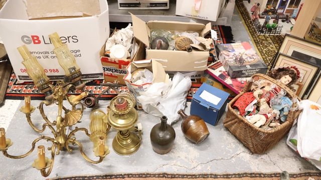 Important lot : cadres décoratifs, lustres, appliques, partie de ...