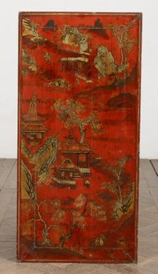 CHINE. Table basse en laque rouge, le plateau à décor extrêm…
