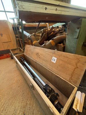 une boîte en bois contenant tout un tas d'outils