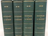 trois livres verts sont empilés les uns sur les autres sur une surface blanche