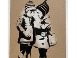 graffiti représentant deux enfants qui s'étreignent sur un fond marron