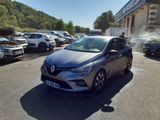 une voiture argentée garée sur un parking avec d'autres voitures