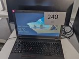 un ordinateur portable posé sur un bureau, avec une étiquette de prix sur l'écran
