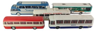 quatre petits bus qui sont rangés les uns à côté des autres