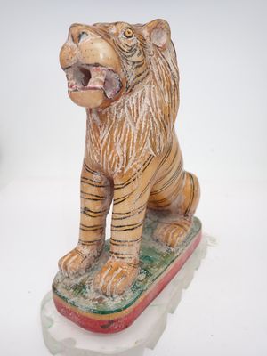 une petite statue représentant un tigre sur un skateboard