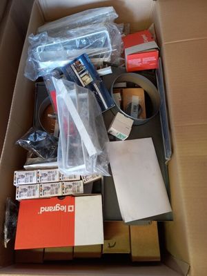 une boîte pleine d'objets assortis qui se trouvent dans la boîte