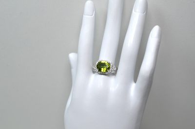 gros plan de la main d'une personne portant une bague